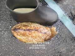 24일, 신발하고 비교해 보았습니다~ㅎㅎ~신발짝 갑오징어~싸이즈 좋아요~굿~실시간~오늘도 야간 갑오징어 갑니다~군산 포세이돈호