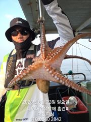 대호피싱9분 모시고 야간 문어낚시 나왔습니다 싸이즈가 좋은 문어가 잘 나오네요